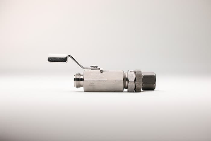 A single stainless steel bulkhead fitting ball valve