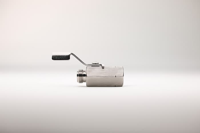 A single stainless steel thread ball valve